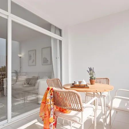 Close To The & Balcony With Sea Views Fuengirola